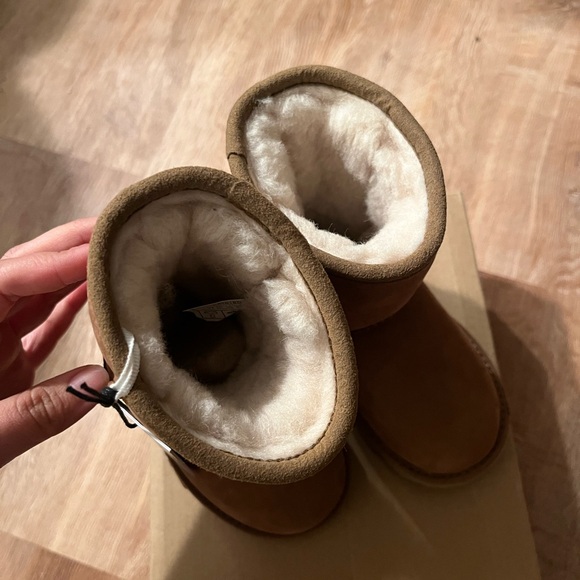 UGG unisex-child T CLASSIC SHORT II WP - Picture 10 of 10